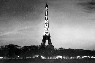 С 1925 по 1934 годы Эйфелева башня была гигантским рекламным носителем.