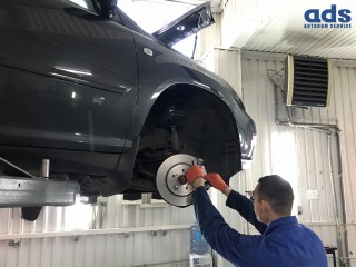 ЗАМІНА ПЕРЕДНІХ ГАЛЬМІВНИХ КОЛОДОК   - 330 ГРН;